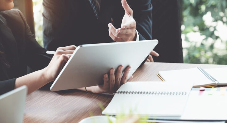 What Is a Contract Lawyer: Everything You Should Know